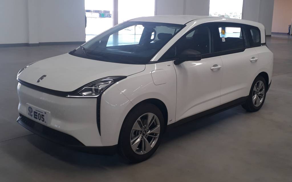 FAW estreia no Brasil ainda em 2023 com monovolume com motor Huawei