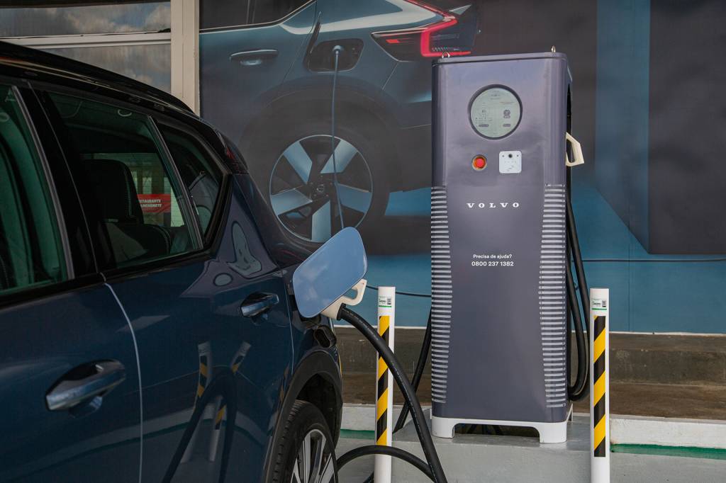308025_Eletroposto_Volvo_Belo_Horizonte Quando os dois eletropostos funcionarem em potência máxima, será possível dizer que percorrer a Fernão Dias em um carro elétrico não é problema mais