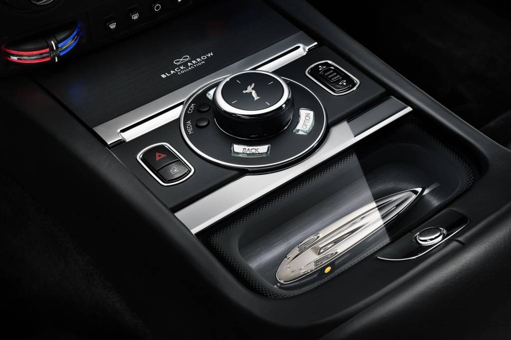 P90498658-lowRes Rolls Royce Wraith Black Arrow
