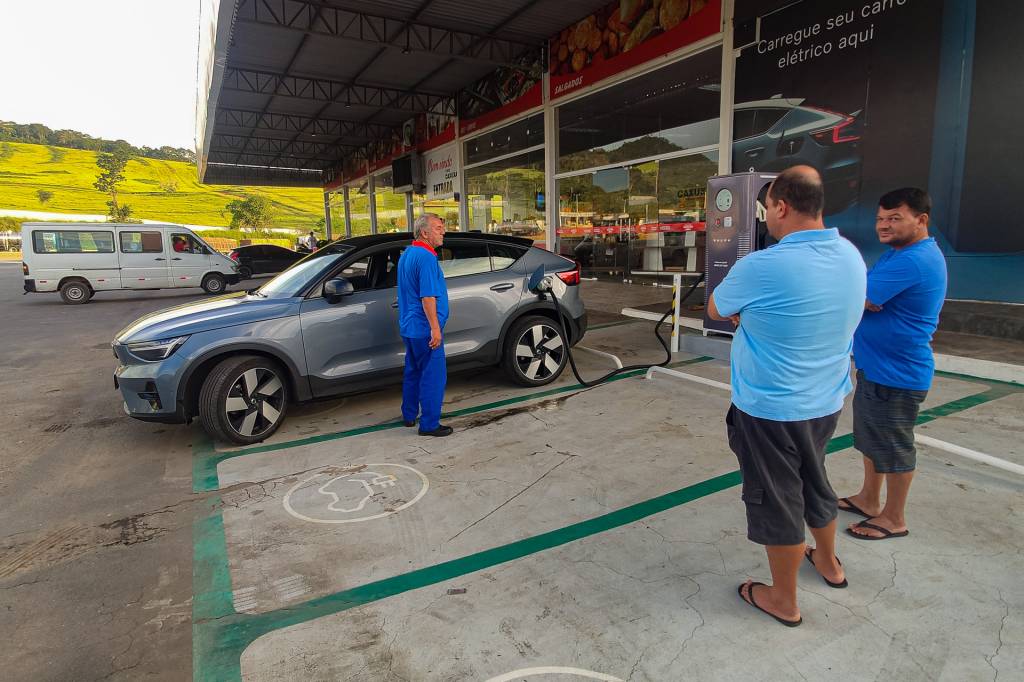 Viagem com um Volvo C40 para testar os eletropostos da rodovia Fernao Dias (1) Trio de caminhoneiros questionou com atenção cada detalhe do carregamento do C40 usado por QUATRO RODAS