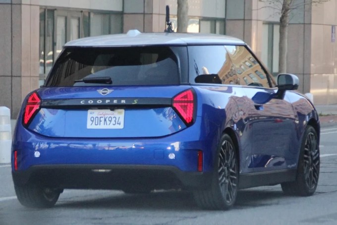 2023 MINI Cooper spyshots-4