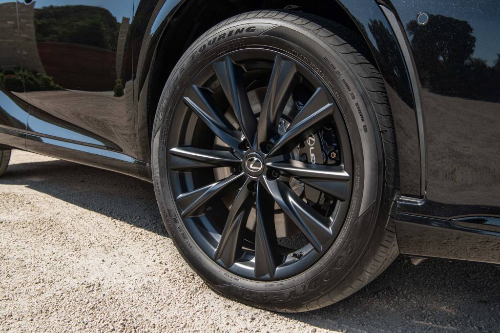 23RX_500h_FSPORTPERFORMANCE_CAVIAR_RED_1MHV1876 Lexus RX 500h