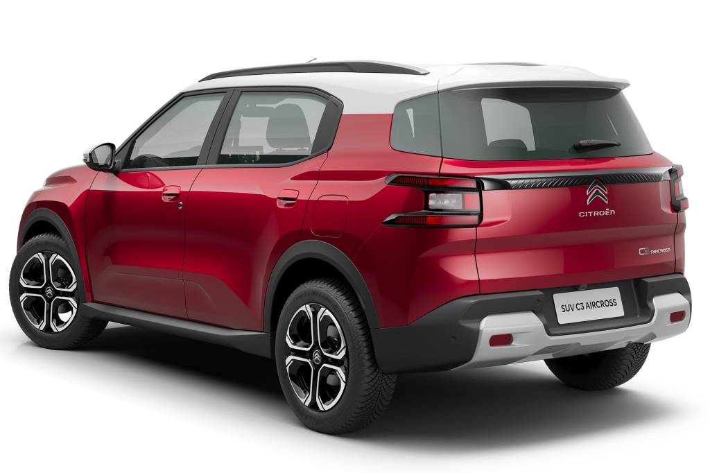 Citroën C3 Aircross (5) Traseira tem novas lanternas e régua preta na tampa do porta-malas