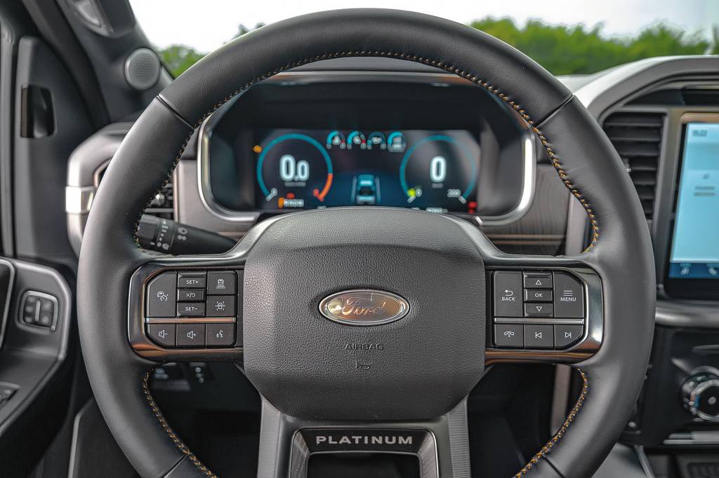 Ford F-150 Platinum testada por QUATRO RODAS (10) As telas sãograndes, masficam harmônicasna megalomaniada F-150