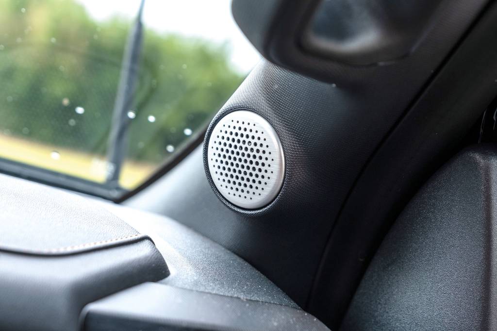 Ford F-150 Platinum testada por QUATRO RODAS (20) Conjunto de 18 alto-falantes incluicaixas de som nas colunas e até no teto