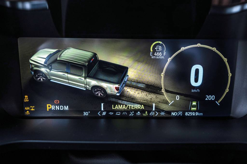 Ford F-150 Platinum testada por QUATRO RODAS (22) Paraaproveitar aindamais o espaço,dá para recolhera alavanca decâmbio e estenderuma mesa, que saido console central