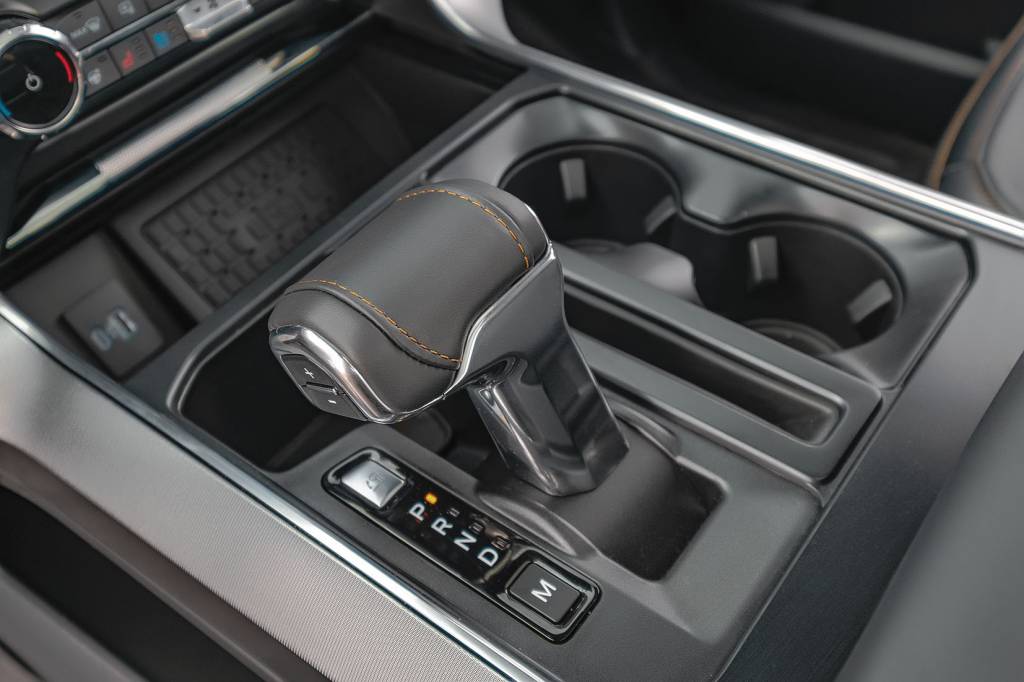Ford F-150 Platinum testada por QUATRO RODAS (4) Paraaproveitar aindamais o espaço,dá para recolhera alavanca decâmbio e estenderuma mesa, que saido console central