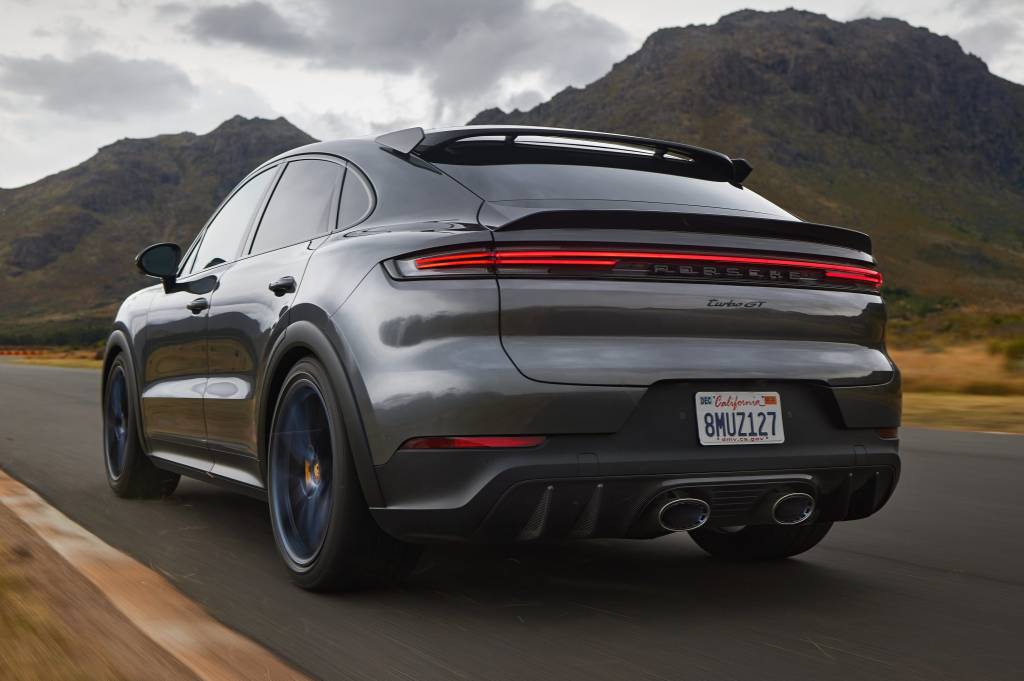 Novo Porsche Cayenne 2024 (3) Régua horizontal perdeu entalhe na parte que ligava as duas lanternas