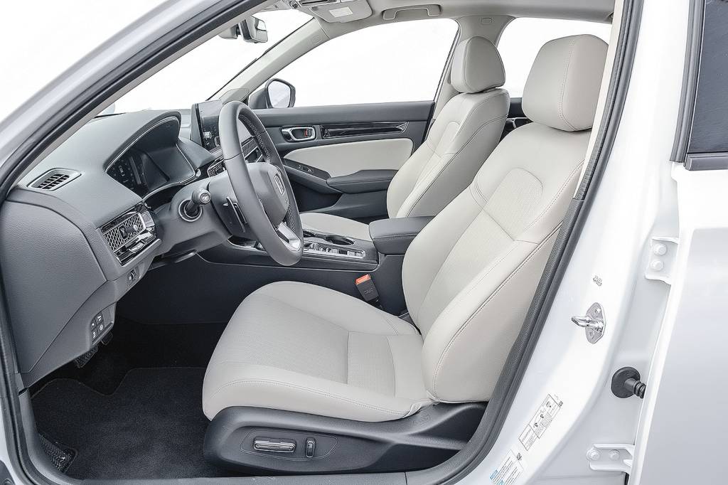 Comparativo Honda Civic Ford Maverick (12) Mas acabamento do sedã é melhor, e posição de dirigir pode agradar mais os puristas