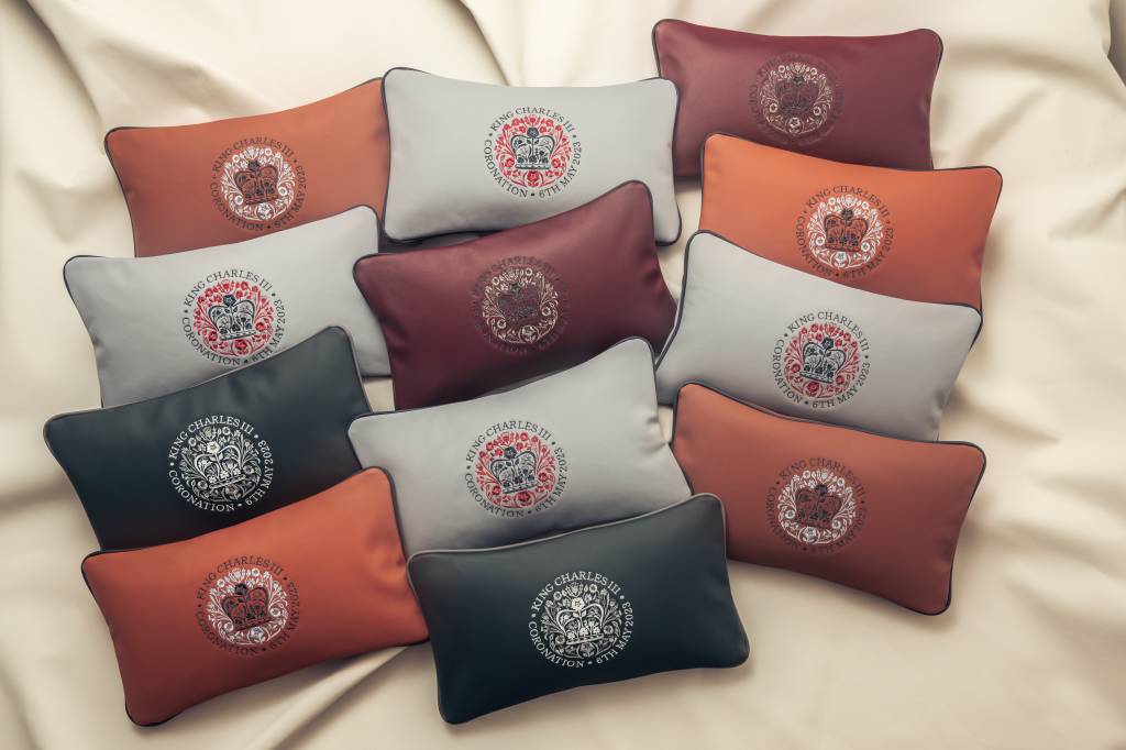 Coronation Cushions – 1 Almofadas Bentley