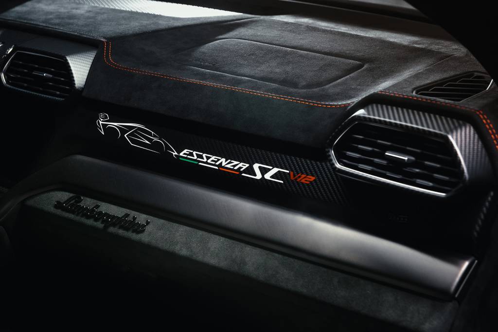Lamborghini Urus Essenza SCV12 Special Edition (3) Lamborghini Urus Essenza SCV12 Special Edition