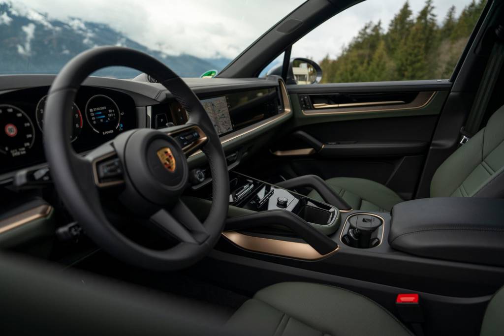 Porsche Cayenne E-Hybrid (3) Atrás do volante de 911, porém, as borboletas permitem trocas presenciais