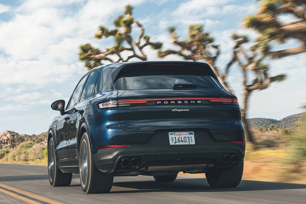Porsche Cayenne E-Hybrid dirigido por QUATRO RODAS (1) Na traseira mudanças são mais notáveis: a placa está mais baixa e a régua que une as lanternas perdeu o recorte na seção central