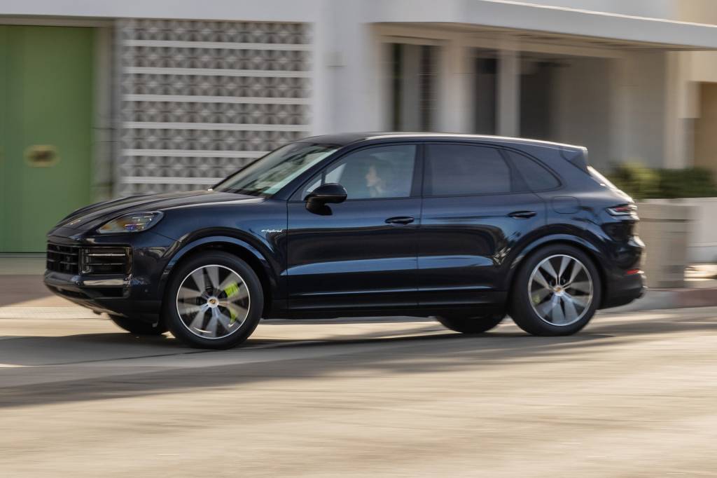 Porsche Cayenne E-Hybrid dirigido por QUATRO RODAS (5) Utilitário tem 4,91 m de comprimento, 1,98 m de largura e 1,70 de altura, com 2,89 m entre eixos