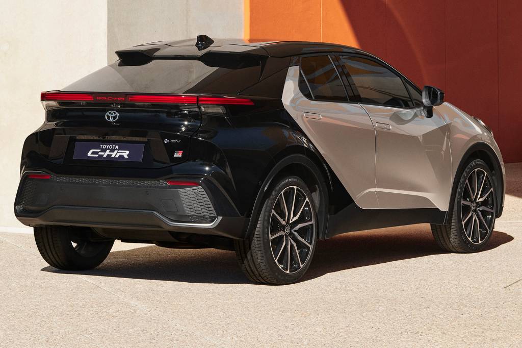 toyota_c-hr_phev_gr_sport_78 Porção traseira do SUV cupê vem em cor distinta do resto da carroceria