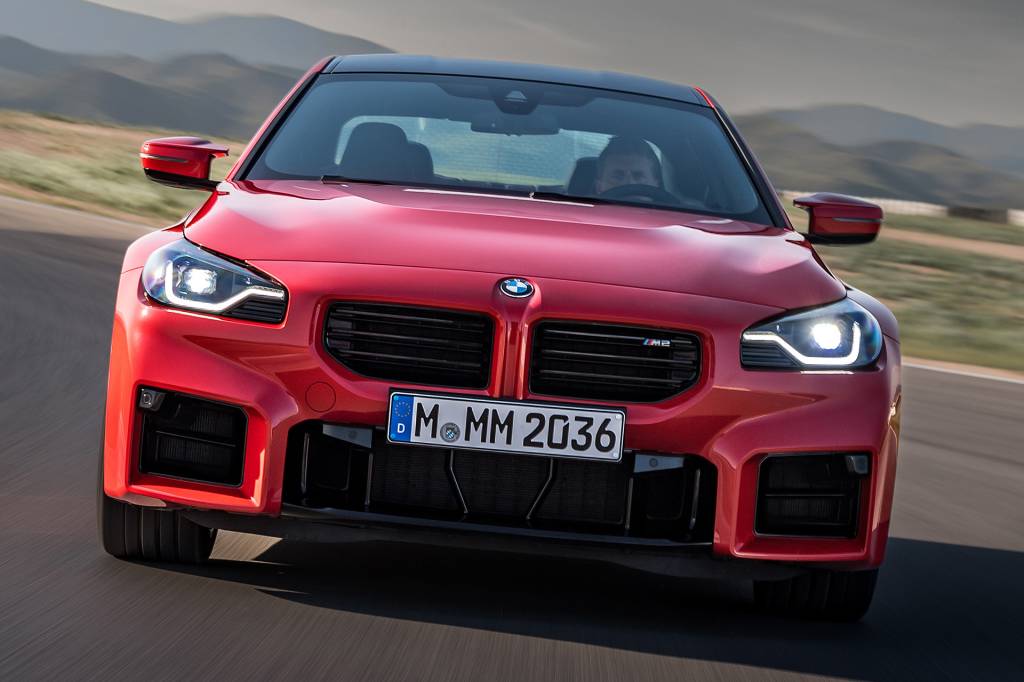 BMW M2 Tamanho e forma do duplo rim remete a modelos mais antigos