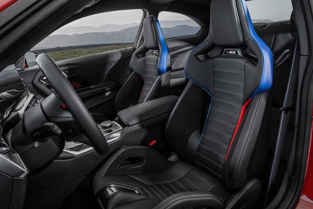 BMW M2 Bancos prendem bem o motorista em curvas rápidas