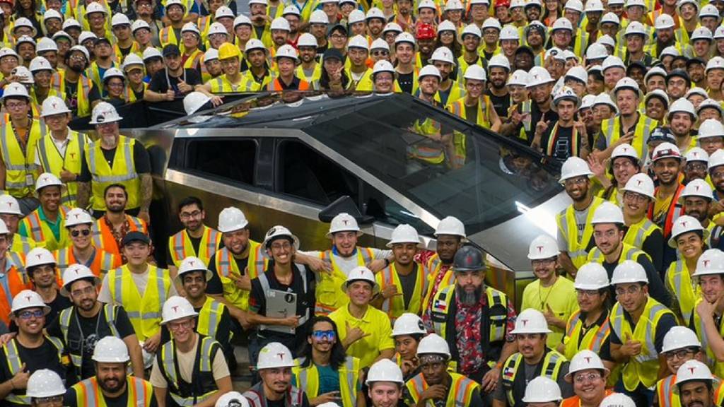 Tesla-Cybertruck-Production-zoom-2 Primeira unidade foi terminada em julho