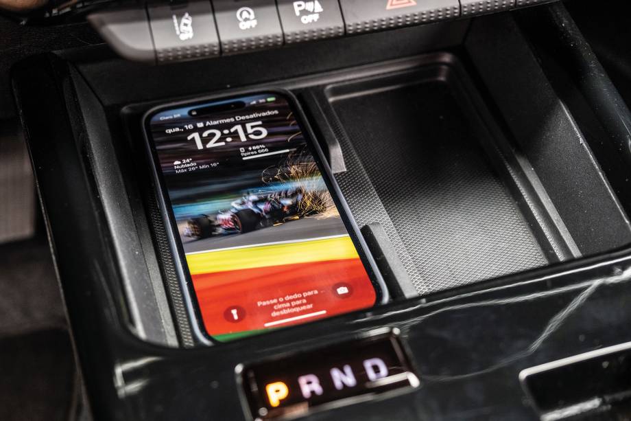 Tela horizontal de 12,3”, o console mais largo com espaço dedicado a carregador wireless e seletor giratório são exclusivos Tela horizontal de 12,3”, o console mais largo com espaço dedicado a carregador wireless e seletor giratório são exclusivos