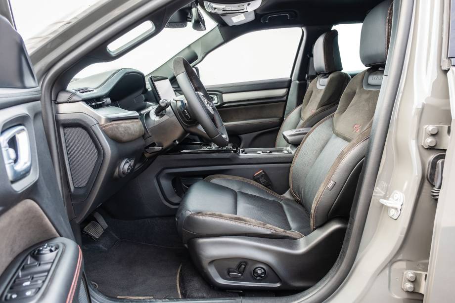 O espaço interno da Rampage é rigorosamente o mesmo de uma Fiat Toro O espaço interno da Rampage é rigorosamente o mesmo de uma Fiat Toro