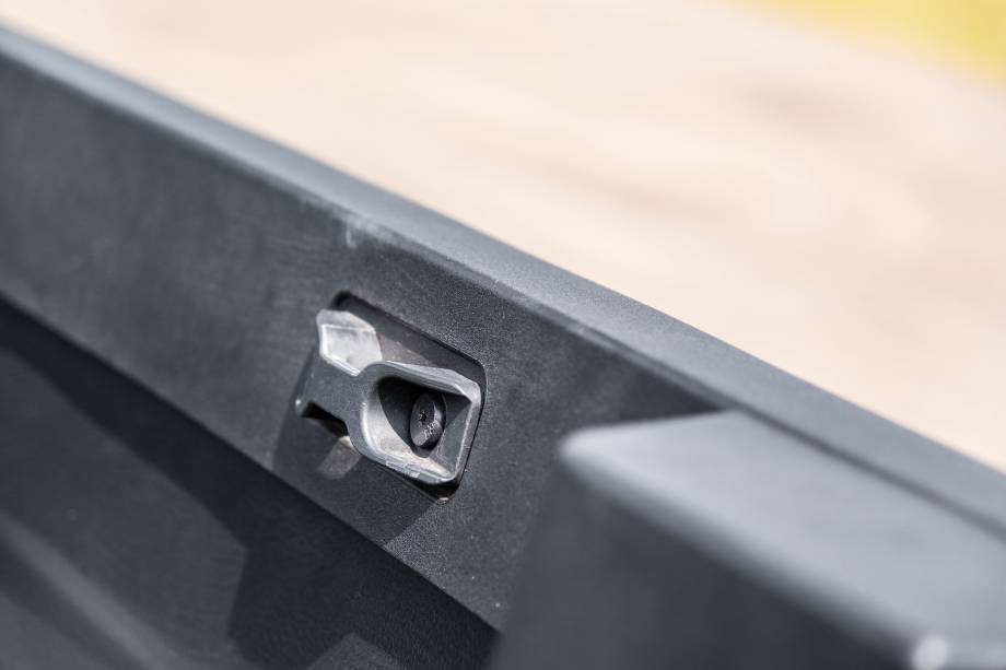 Tampa traseira tem abertura elétrica e mola a gás para aliviar o peso Tampa traseira tem abertura elétrica e mola a gás para aliviar o peso