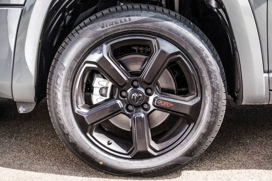 Só a R/T tem rodas aro 19”. Motor Hurricane-4 vem do Wrangler e não é flex Só a R/T tem rodas aro 19”. Motor Hurricane-4 vem do Wrangler e não é flex