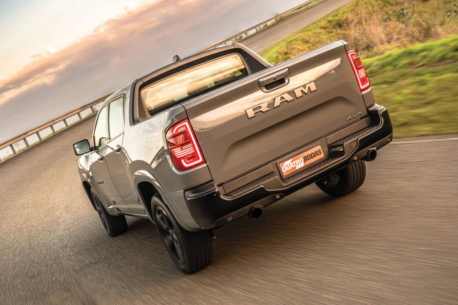 Para-lamas volumosos e tampa traseira reforçam o tamanho da caçamba Para-lamas volumosos e tampa traseira reforçam o tamanho da caçamba