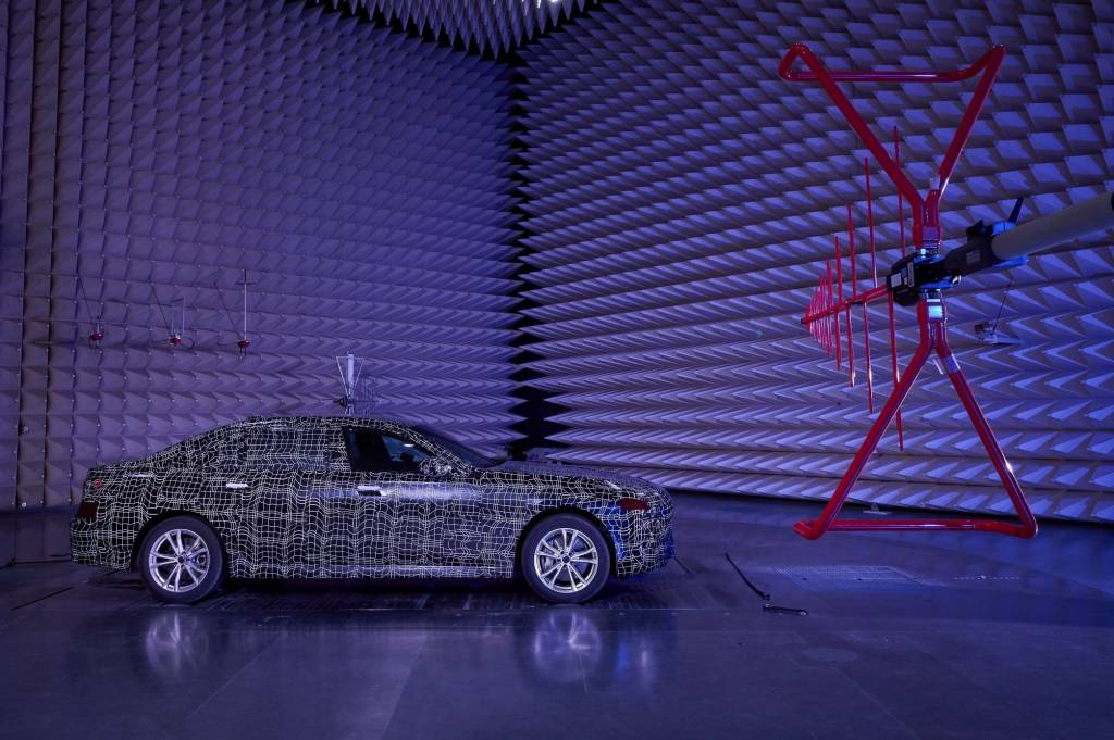 BMW i7 Câmaras anecoicas realçaram pontos de ruído do i7, posteriormente isolados pela engenharia