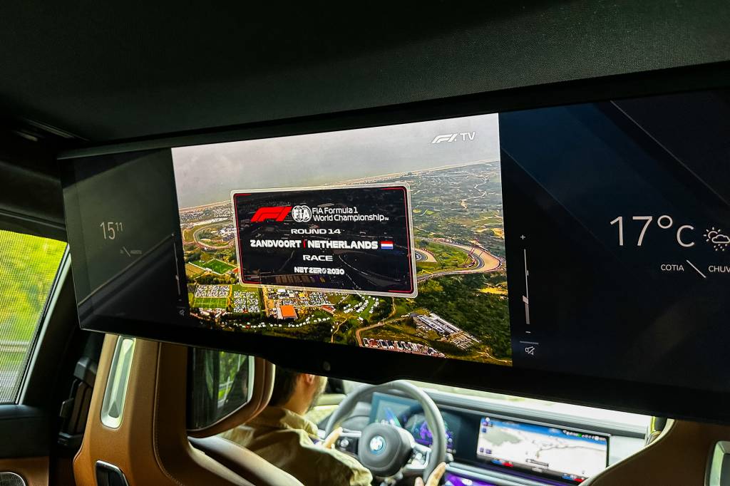 BMW i7 xDrive60 testado por QUATRO RODAS-11 Conexão 5G permite reprodução de conteúdo ao vivo, como corridas de Fórmula 1