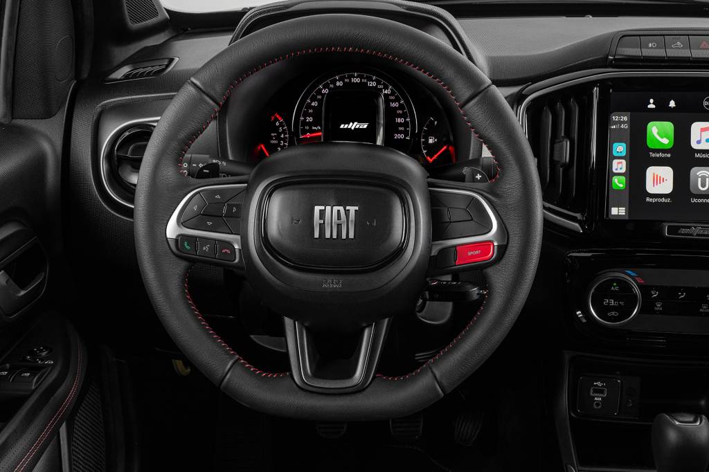 Fiat Strada Ultra 2024 Volante veio de modelos mais caros