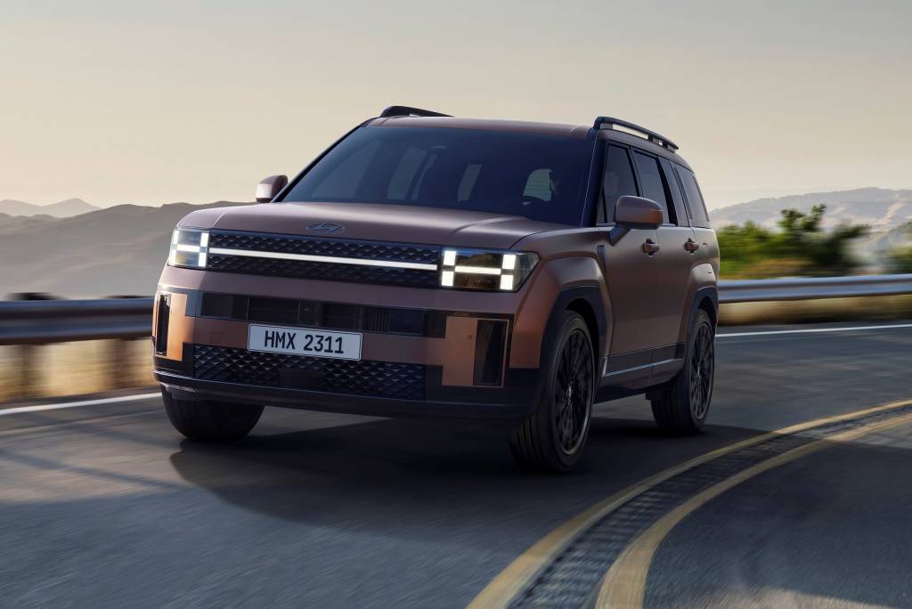 Novo Hyundai Santa Fe tem escada escondida e até porta-luvas esterelizador