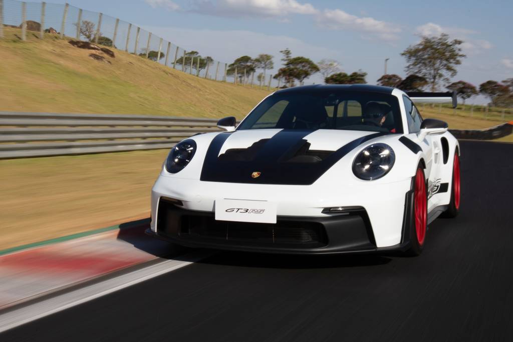 Porsche 911 GT3 RS 2024 tem asa traseira gigante e custa R$ 1.920.000