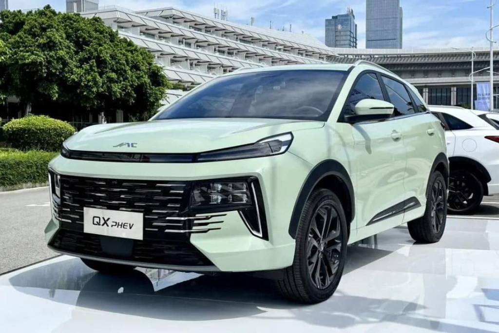 Com traseira de Tiggo 7 e CarPlay chinês, JAC lança seu primeiro híbrido