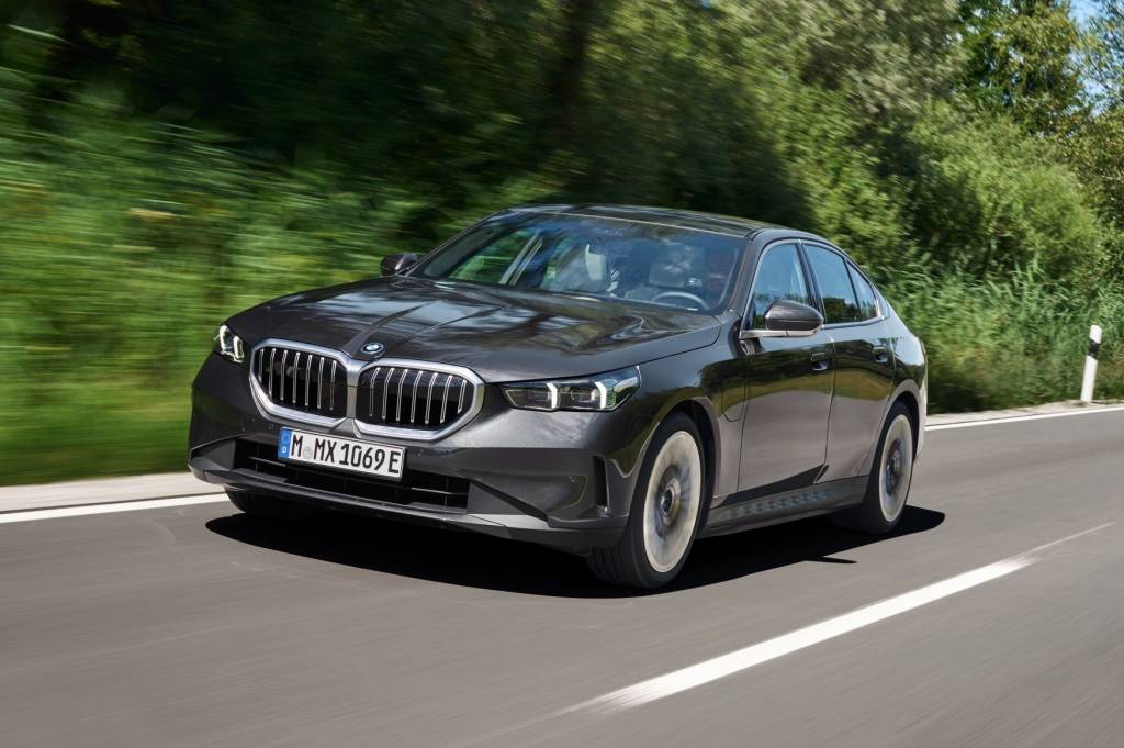 BMW Série 5 ganha versões híbridas que fazem até 167 km/l