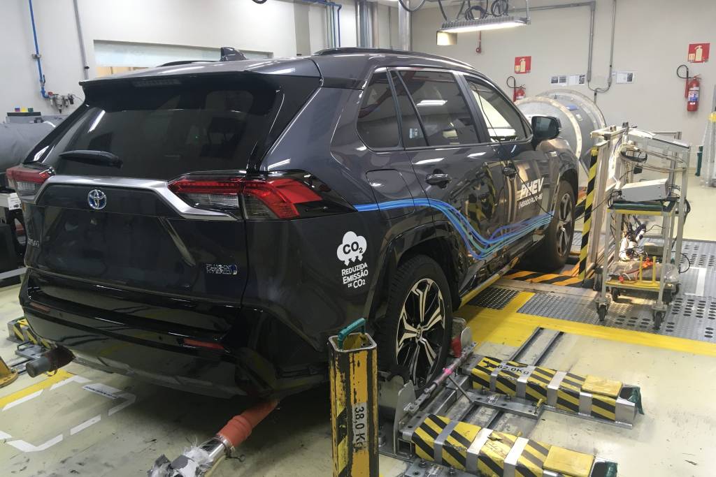 Toyota inicia testes de híbridos plug-in flex e quer produzi-los no Brasil