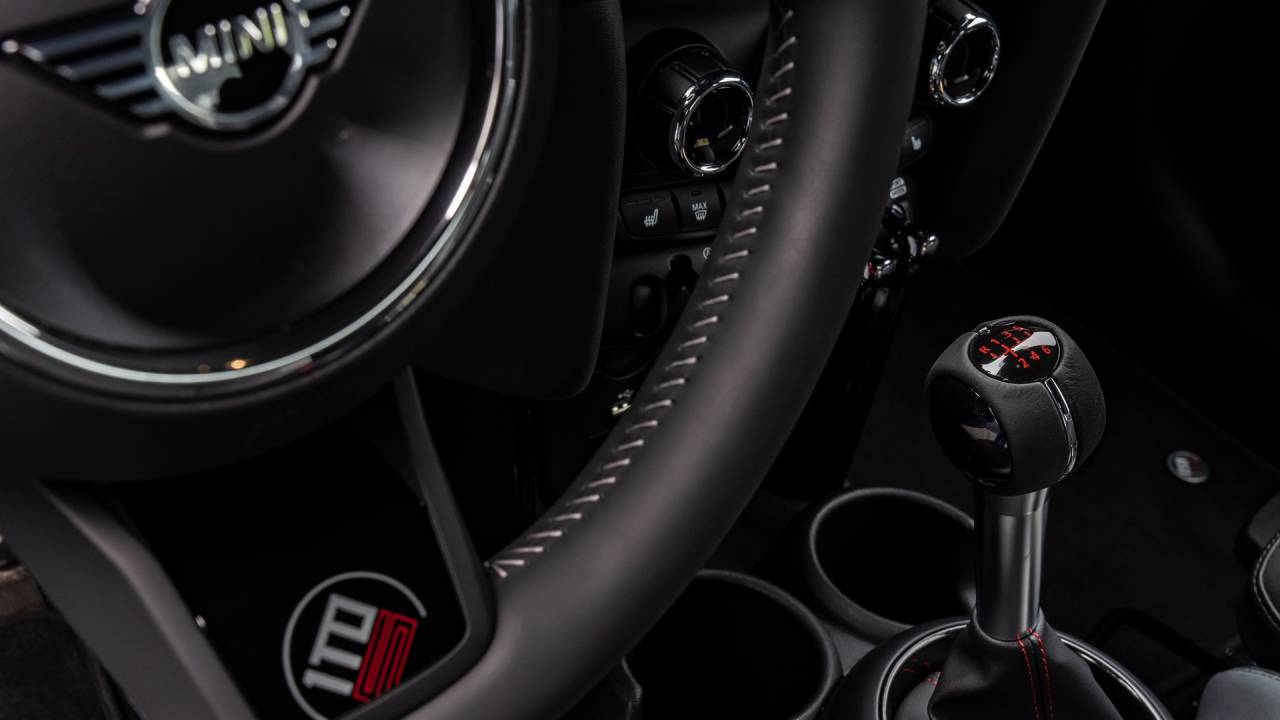 Mini lançará carros a combustão só até 2025, mas com transmissão automática daqui em diante