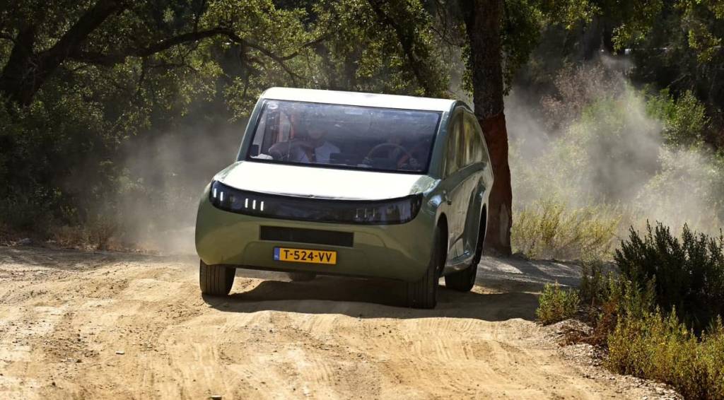 Carro movido só a energia solar percorre trajeto de 1.000 km no deserto