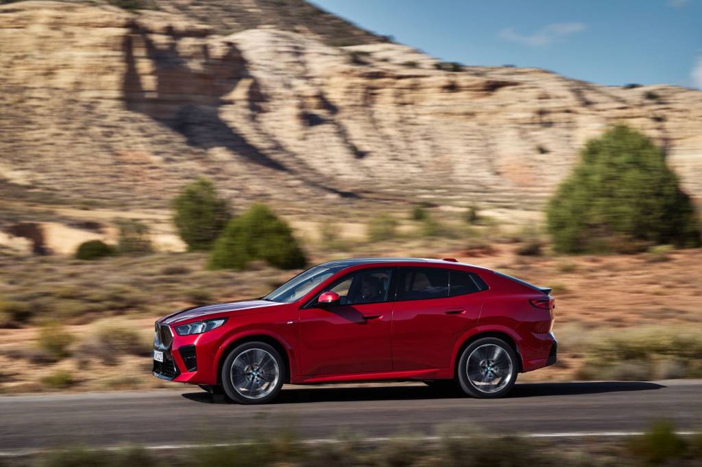 BMW iX2 xDrive30 3 Agora cupê, BMW X2 fica maior e estreia inédita versão elétrica de 313 cv