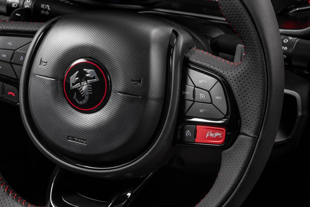 Fiat Fastback Abarth Botão vermelho ativa o modo Poison, que extrai máxima performance do carro