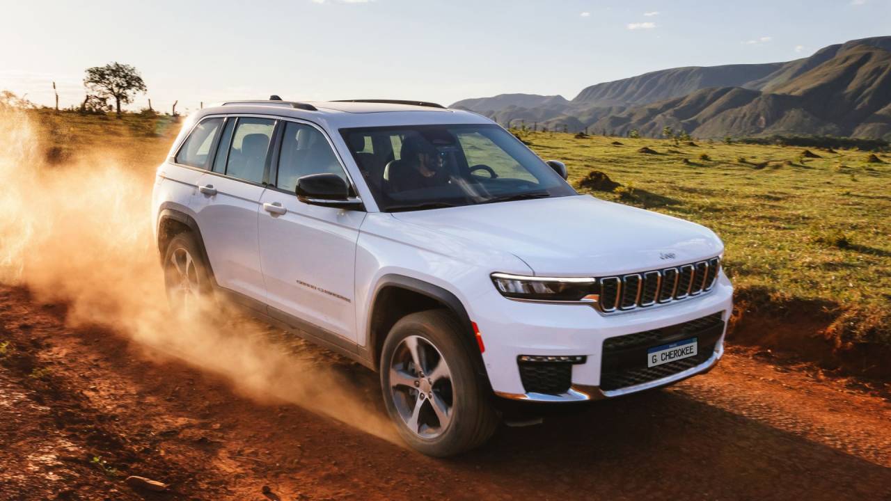 Jeep Grand Cherokee 4xe já está à venda em 80 concessionárias pelo Brasil