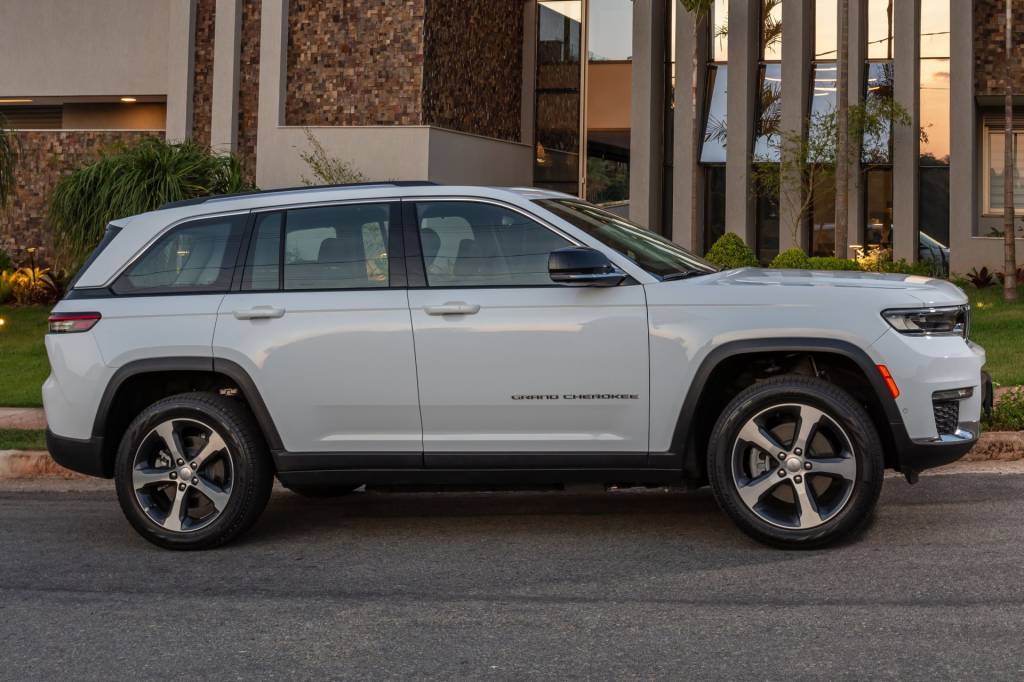 Jeep_Grand_Cherokee_4xe_023 São 4,91 m de comprimento, 2,96 m de entre-eixos e 1,97 m de largura, com cinco lugares