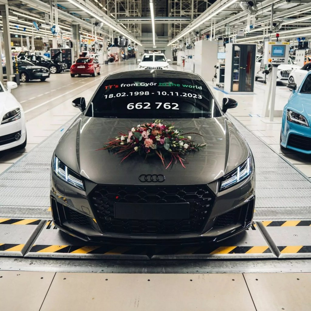 Audi TT ganhou despedida com tom de funeral