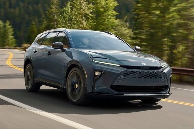 Toyota Crown Estate estreia no Japão com jeitão de Corolla Fielder de luxo