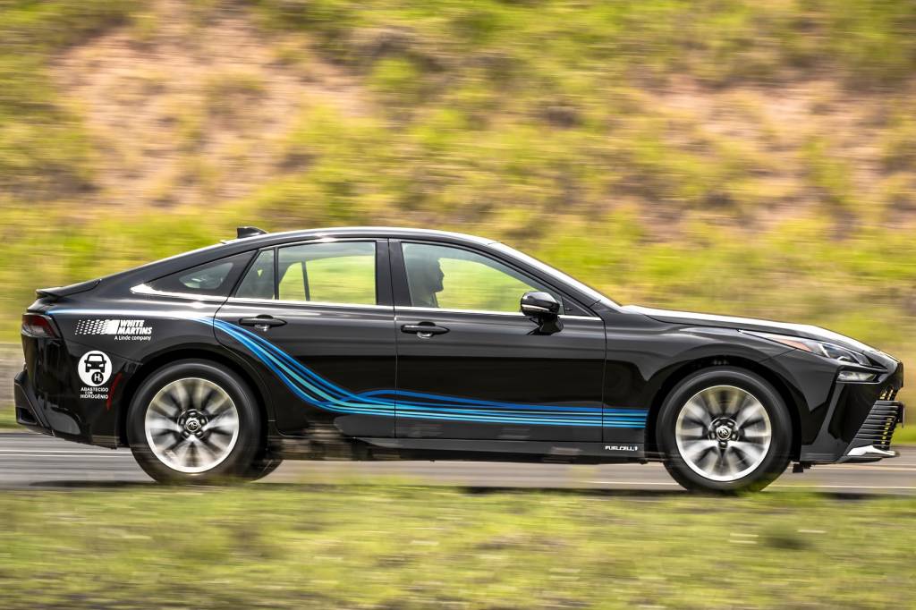 Toyota Mirai, carro a hidrogênio testado no Brasil por QUATRO RODAS (4) Ao contrário das baterias, hidrogênio permite rodar longas distâncias de maneira prática