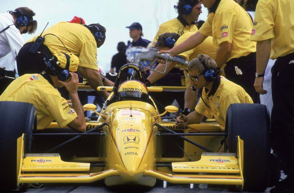 Equipe da Hall trabalhando no carro de Gil de Ferran, no GP Miami F-Indy. Equipe da Hall trabalhando no carro de Gil de Ferran, no GP Miami F-Indy.