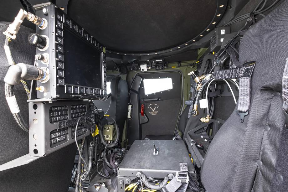 Cada tripulante tem uma função e até os bancos são blindados para proteger de explosões Cada tripulante tem uma função e até os bancos são blindados para proteger de explosões