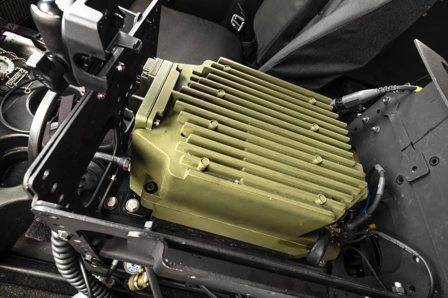 Rádio vai entre os ocupantes dianteiros Rádio vai entre os ocupantes dianteiros