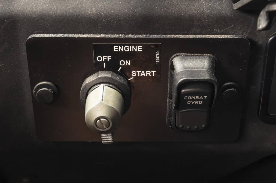 O "combat override" inibe qualquer alerta ou proteção eletrônica para o carro rodar até onde der O "combat override" inibe qualquer alerta ou proteção eletrônica para o carro rodar até onde der