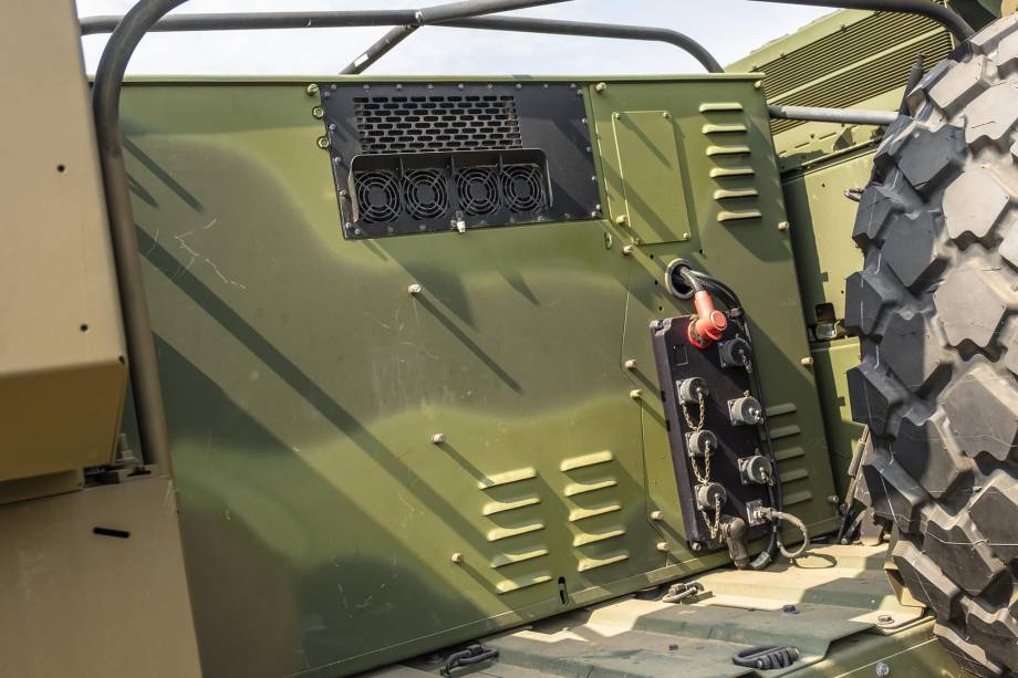 Equipamentos de localização e sistemas eletrônicos do carro ficam na traseira Equipamentos de localização e sistemas eletrônicos do carro ficam na traseira