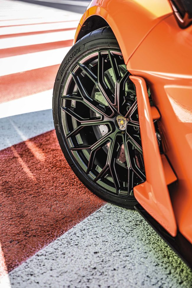 lamborghini revuelto Novo Lamborghini Revuelto vai muito além da lenda dos motores V12